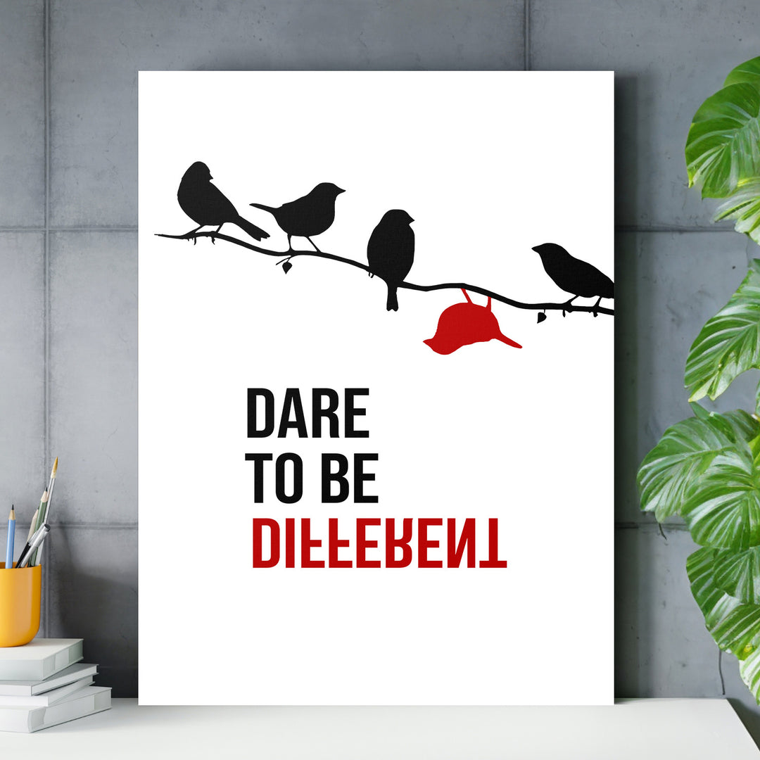Motivační obraz na zeď s černými ptáky na větvi a jedním červeným hlavou dolů, citát Dare to be different