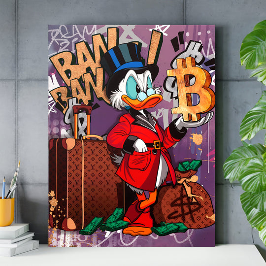 Motivační pop art obraz na zeď s Kačerem Škrtečkem, bitcoinem, penězi a luxusními kufry na betonové zdi