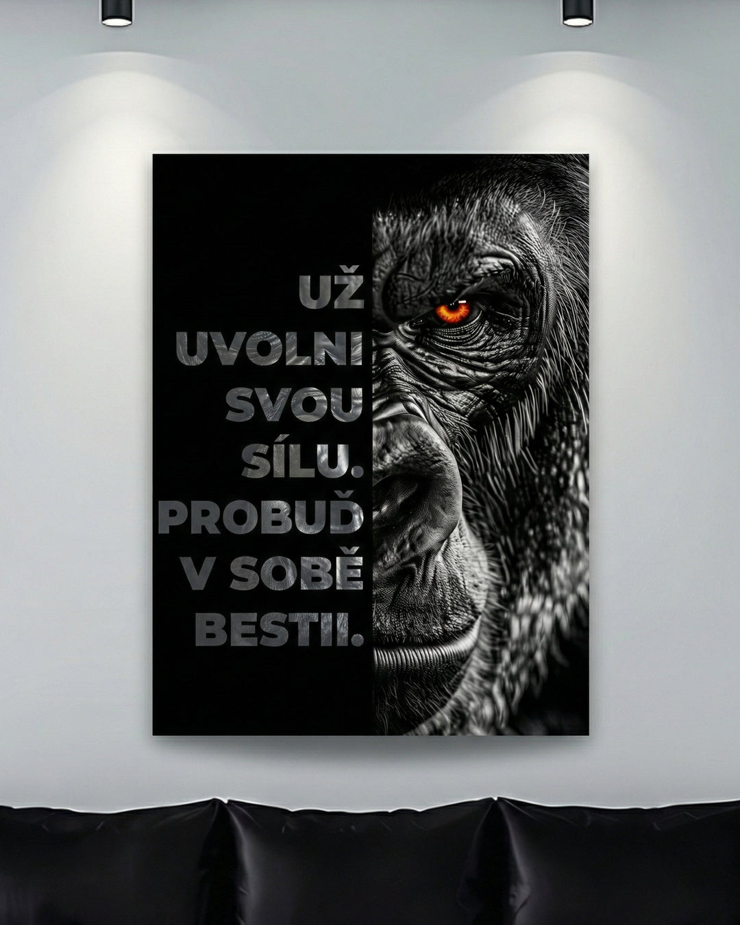 Motivační obraz na zeď s polovičním portrétem gorily a odvážným citátem nad černou pohovkou v obýváku