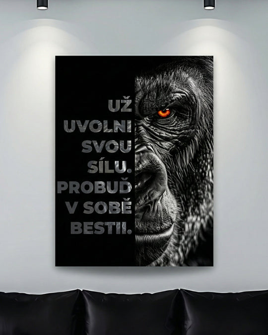 Motivační obraz na zeď s polovičním portrétem gorily a odvážným citátem nad černou pohovkou v obýváku