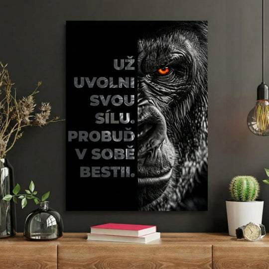 Obraz gorila na plátně pověšený na chodbě.