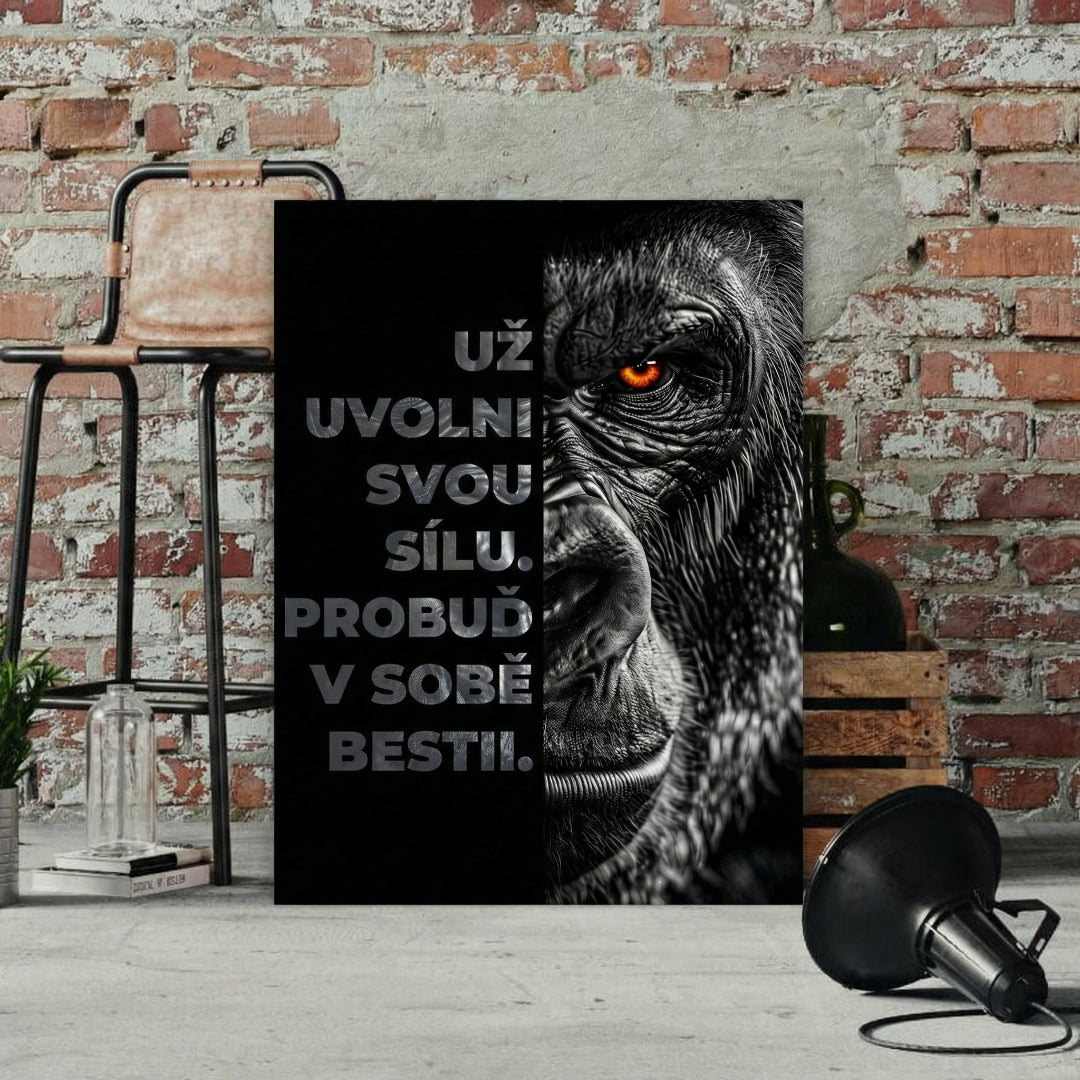 Obraz gorila na plátně opřený o zeď v cihlové místnosti.