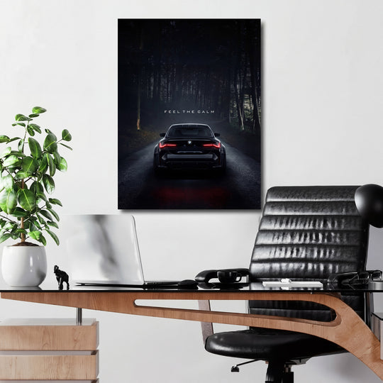 Motivační obraz na zeď s nočním BMW v lese a nápisem FEEL THE CALM nad pracovním stolem