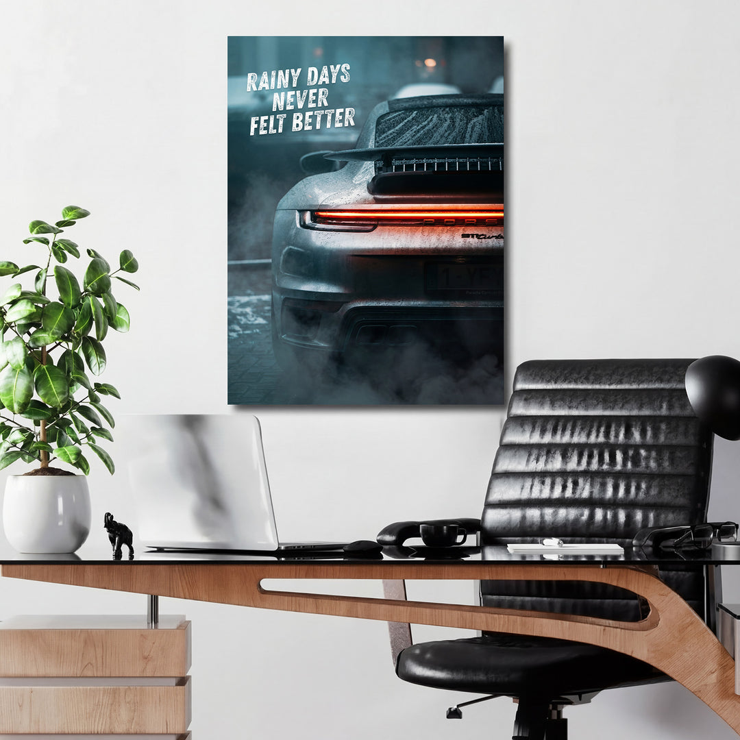 Motivační obraz na zeď s deštěm pokrytým sportovním Porsche a citátem „Rainy Days Never Felt Better“