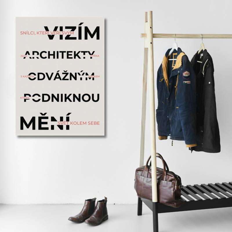 Motivační obraz na plátně s českým vizionářským citátem v minimalistické předsíni nad lavicí s kabáty