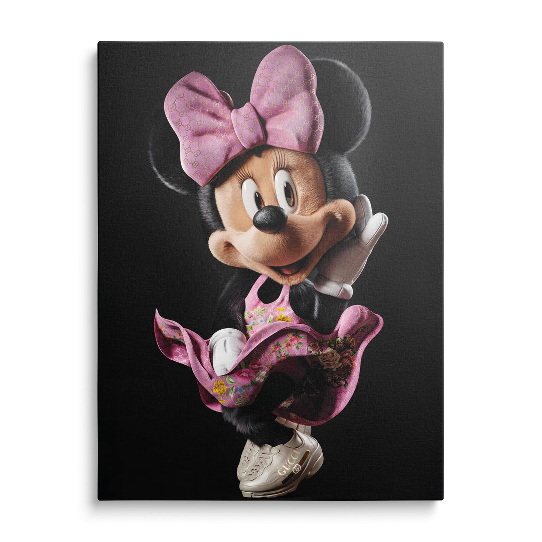 Minnie Mouse s růžovou mašlí a květovanými šaty na tmavém pozadí