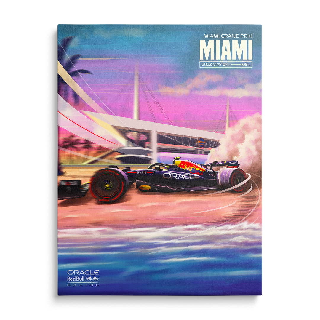 Závodní monopost Formule 1 v Miami s palmami a večerním městem