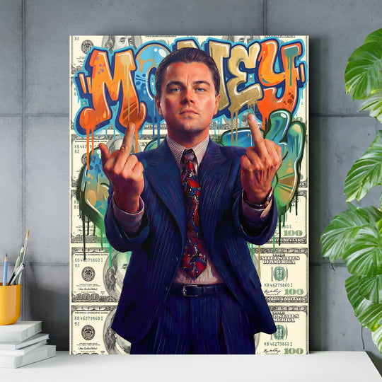Detail pop art obrazu Vlk z Wall Street s barevným graffiti MONEY a dolarovými bankovkami