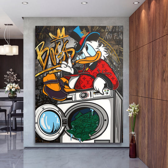 Motivační obraz Donald Duck v pračce plné peněz v elegantním interiéru.