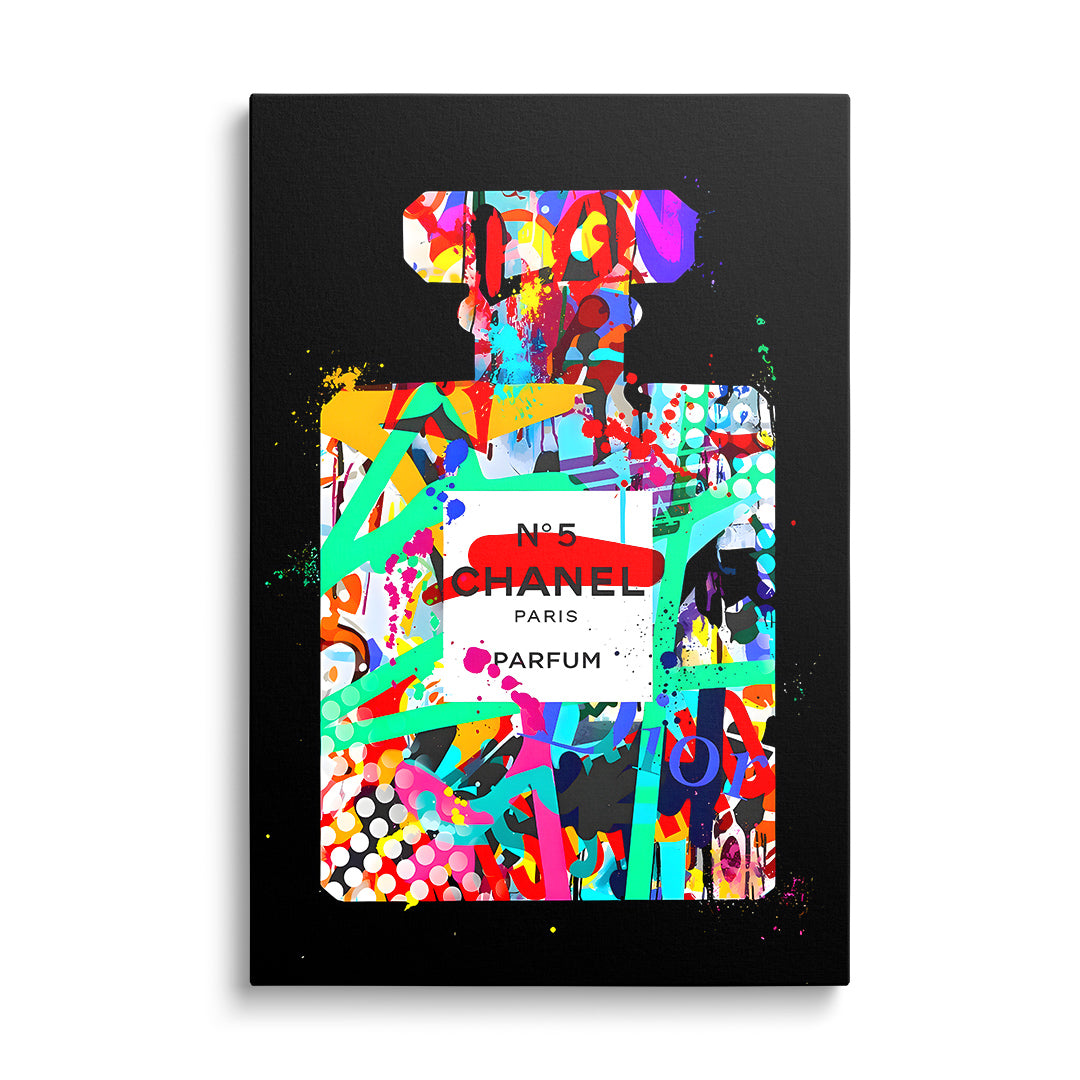 Pop art obraz na plátně s barevnou koláží parfémové lahvičky na černém kontrastním pozadí