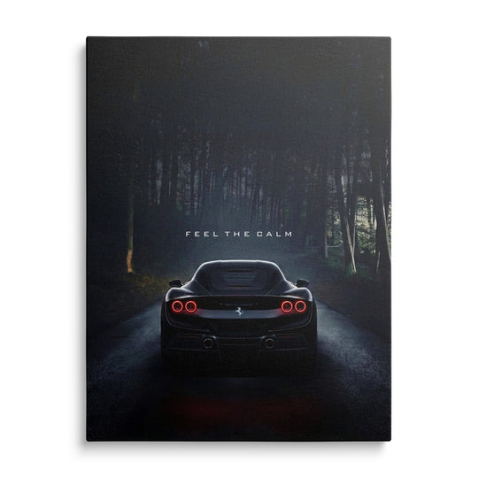 Luxusní obraz na plátně Ferrari na noční lesní silnici, červená zadní světla a citát Feel the Calm, pohled zepředu