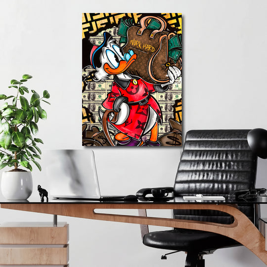 Motivační pop art obraz na plátně s kačerem Skrblíkem, luxusní kabelkou a dolarovým motivem v kanceláři