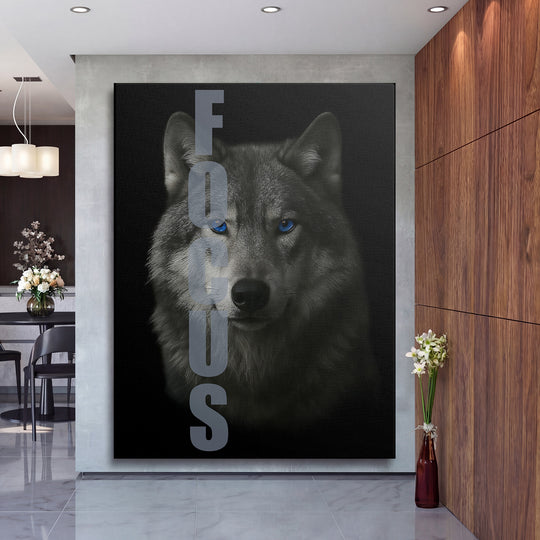 Motivační obraz na zeď s vlkem a nápisem FOCUS v luxusním moderním interiéru, černobílý lifestyle motiv