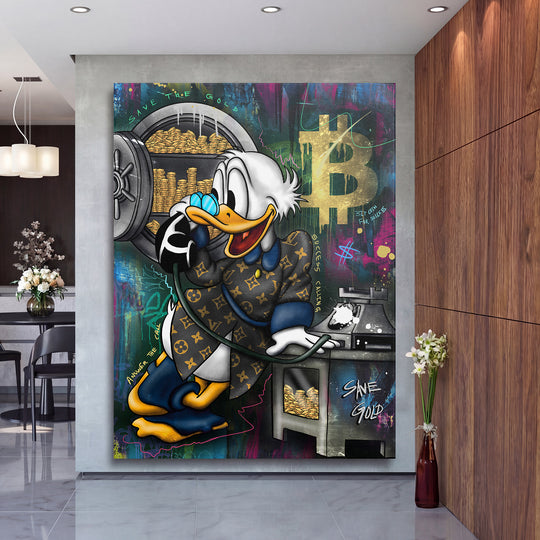 Luxusní pop art obraz na plátně s kachnou, bitcoinem a zlatými mincemi v moderním obývacím pokoji