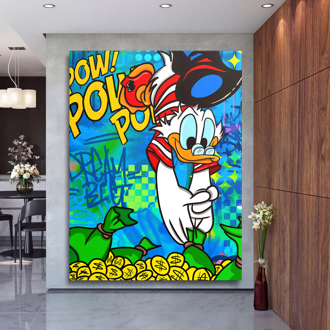 Motivační pop art obraz na plátně s kačerem, graffiti a bankovkami zavěšený v moderní hale