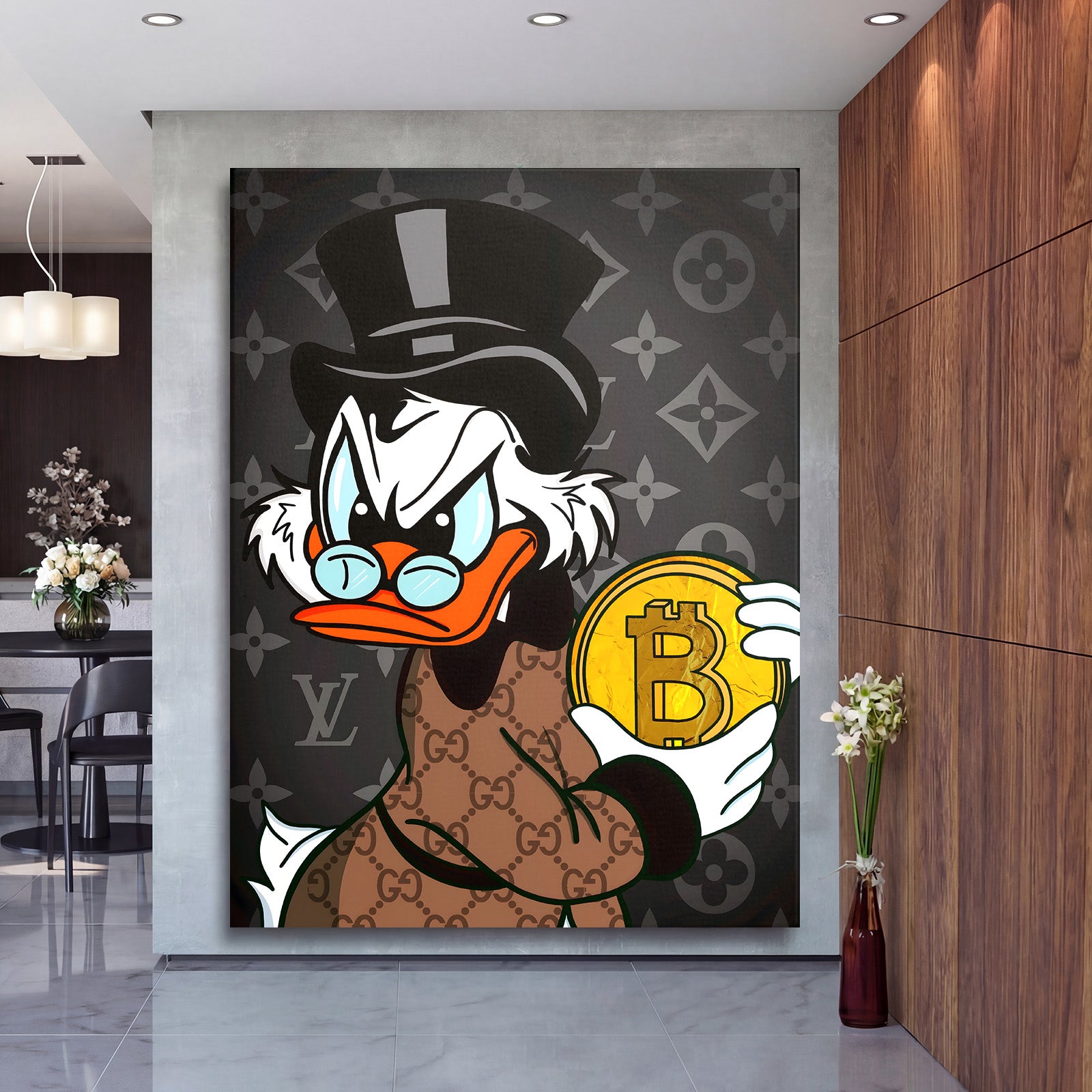 Pop art obraz na zeď Scrooge McDuck v Gucci kabátu se zlatým Bitcoinem v luxusním interiéru