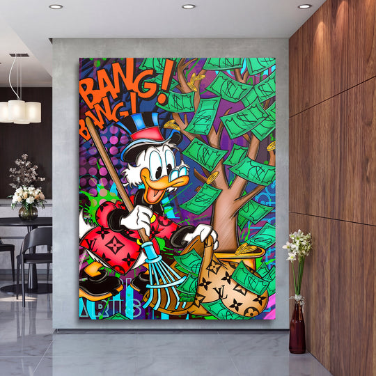 Luxusní pop art obraz na zeď v moderním obývacím pokoji s kačerem, stromem peněz a vakem Louis Vuitton