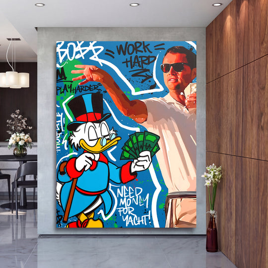 Motivační pop art obraz na plátně s Kačerem Skrblíkem, graffiti Work Hard a motivem peněz v moderním obývacím pokoji