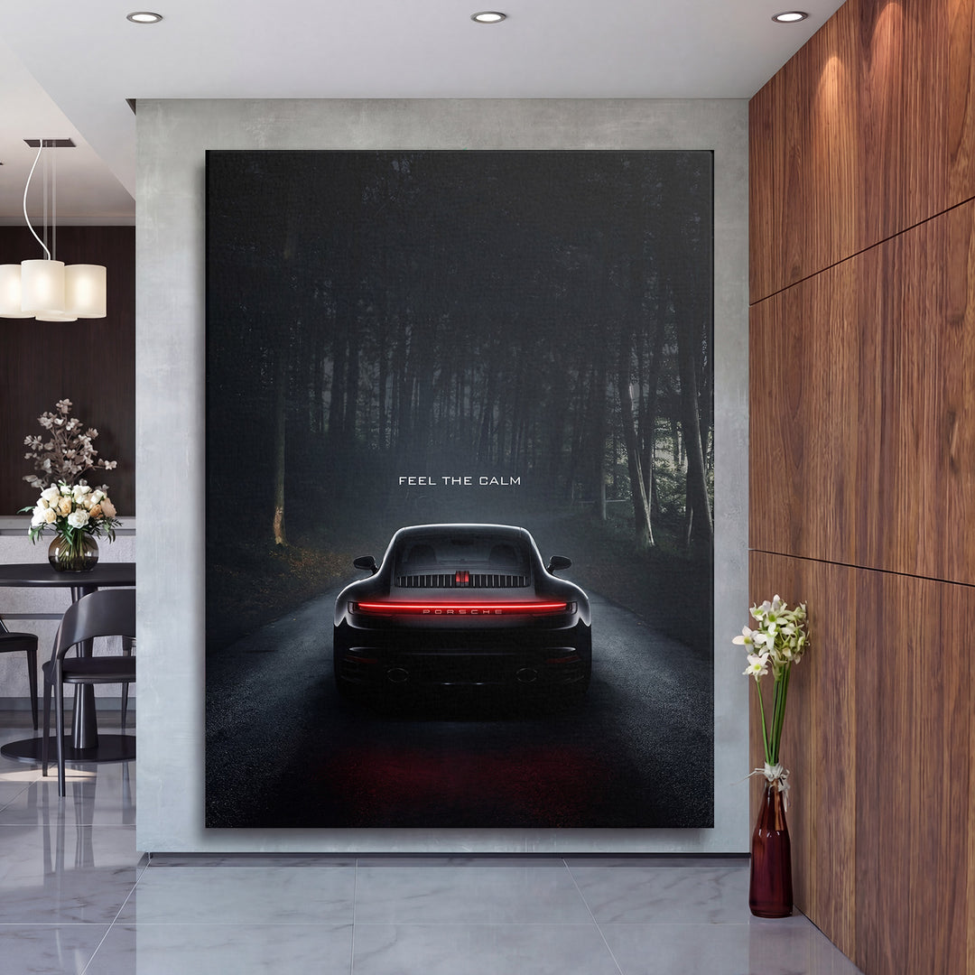 Motivační obraz na zeď s černým Porsche na noční lesní silnici v luxusním interiéru, automotive lifestyle