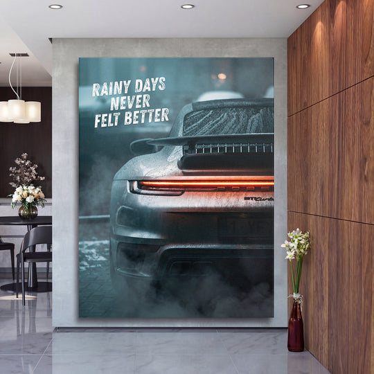 Motivační obraz na plátně s deštivým luxusním sportovním autem a citátem Rainy Days Never Felt Better