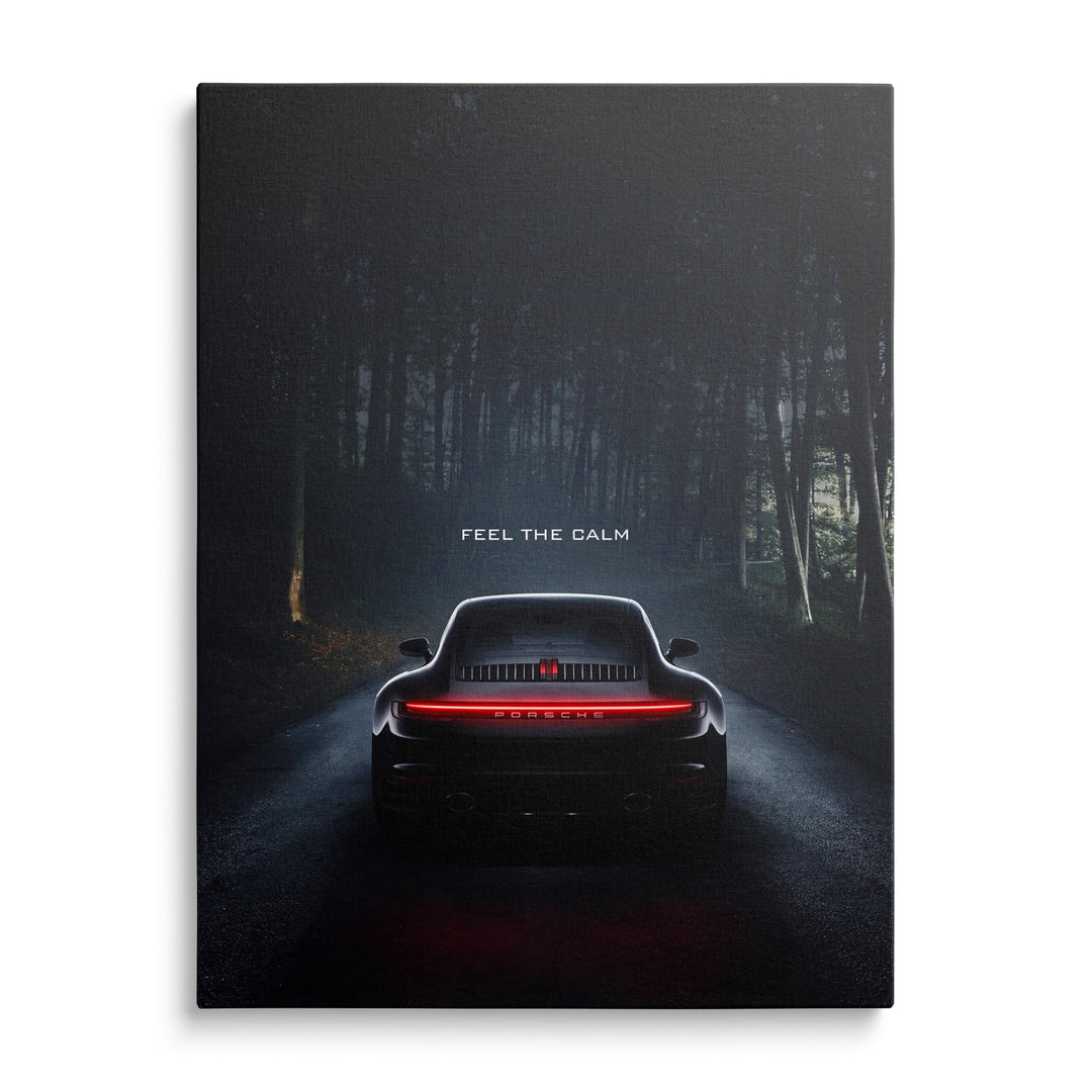 Luxusní obraz na plátně s černým Porsche zepředu na klidné lesní silnici, minimalistický automotive motiv