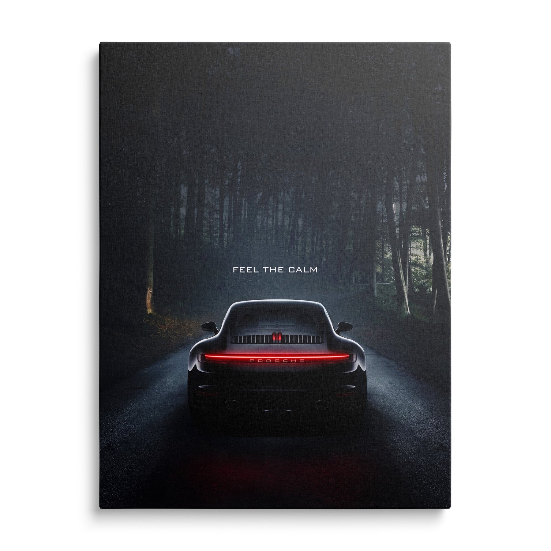 Luxusní obraz na plátně s černým Porsche zepředu na klidné lesní silnici, minimalistický automotive motiv