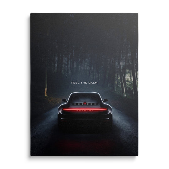 Luxusní obraz na plátně s černým Porsche zepředu na klidné lesní silnici, minimalistický automotive motiv