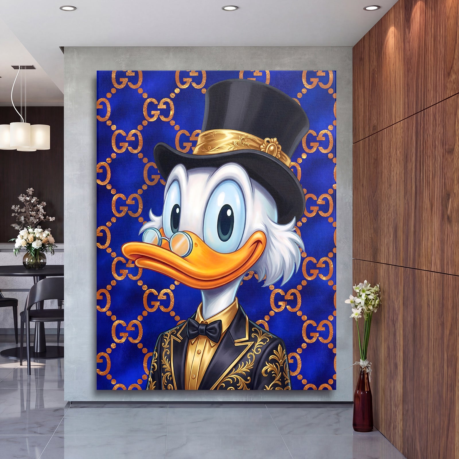 Luxusní pop art obraz na plátně s kačerem v cylindru, zlaté vzory bankovek a mincí v moderním obýváku