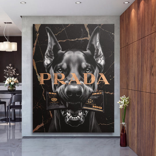 Motivační obraz na zeď, černý pes s bankovkou v tlamě a nápisem Prada v moderní kanceláři, pop art styl
