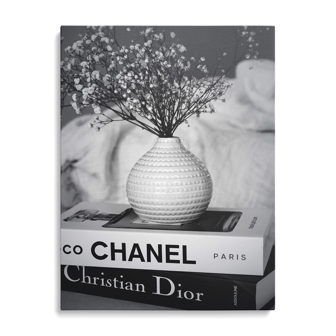 Luxusní obraz na plátně s černobílými hřbety knih Chanel a Christian Dior na plátně.