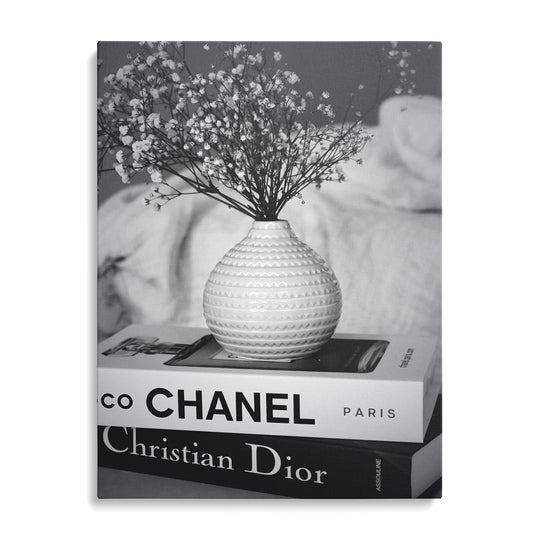 Luxusní obraz na plátně s černobílými hřbety knih Chanel a Christian Dior na plátně.