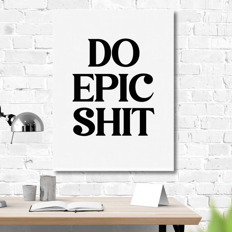 Motivační obraz na zeď s černým nápisem Do Epic Shit v moderní pracovně nad minimalistickým stolem