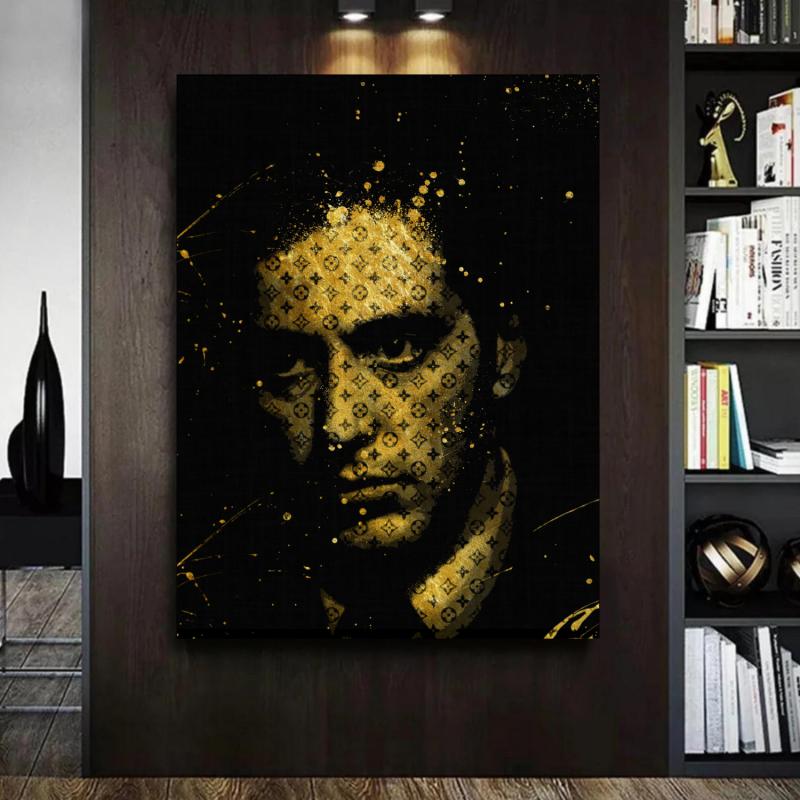 Motivační pop art obraz na plátně s filmovým gangsterem a zlatým vzorem zavěšený v kanceláři mezi knihami
