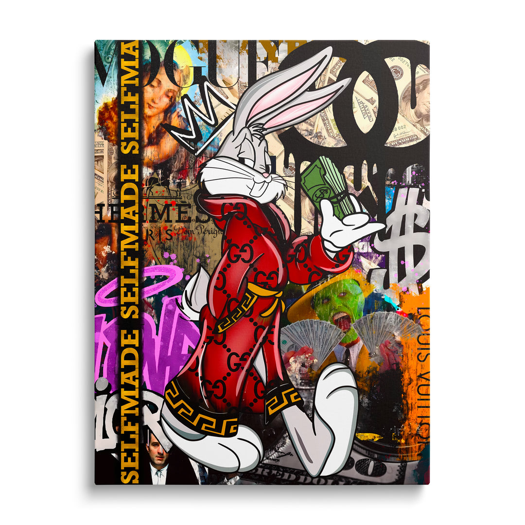 Pop art obraz na plátně: Bugs Bunny v červeném kabátě s korunou a svazkem dolarů před street art pozadím