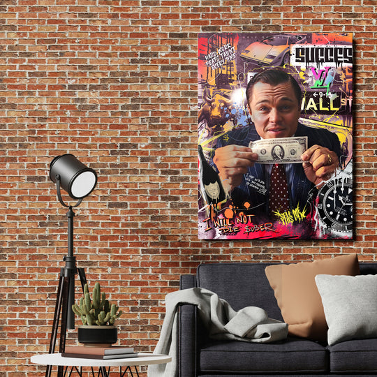 Motivační obraz na zeď: pop art koláž muže s bankovkou, býk, luxusní auto a hodinky v moderním obýváku