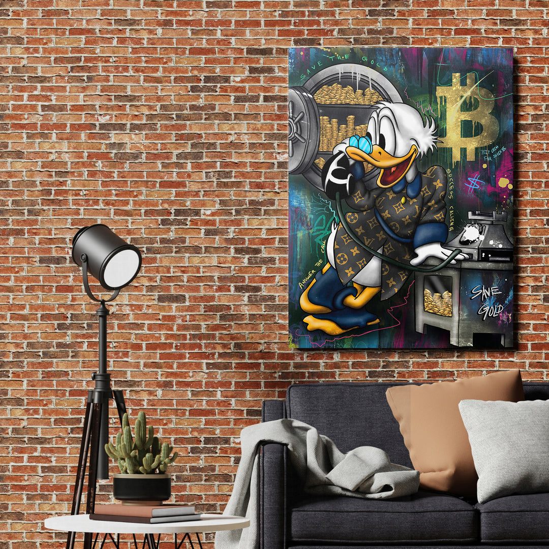 Motivační pop art obraz na zeď s Kačerem sbírajícím bitcoin a zlaté mince na cihlové stěně
