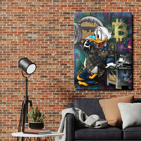 Motivační pop art obraz na zeď s Kačerem sbírajícím bitcoin a zlaté mince na cihlové stěně