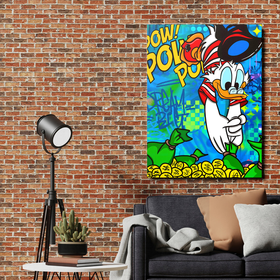 Pop art obraz Káčera Skrblíka potápějícího se do zlatých mincí, motivační obraz na zeď s graffiti pozadím v obýváku