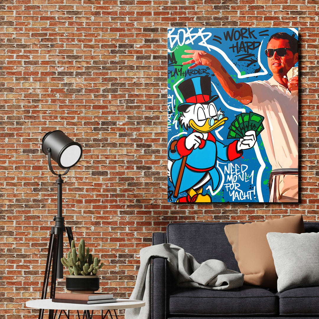 Motivační pop art obraz na plátně s Kačerem Skrblíkem, penězi a graffiti nápisem Work Hard v obývacím pokoji
