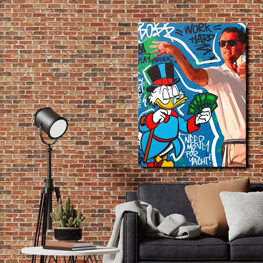 Motivační pop art obraz na plátně s Kačerem Skrblíkem, penězi a graffiti nápisem Work Hard v obývacím pokoji