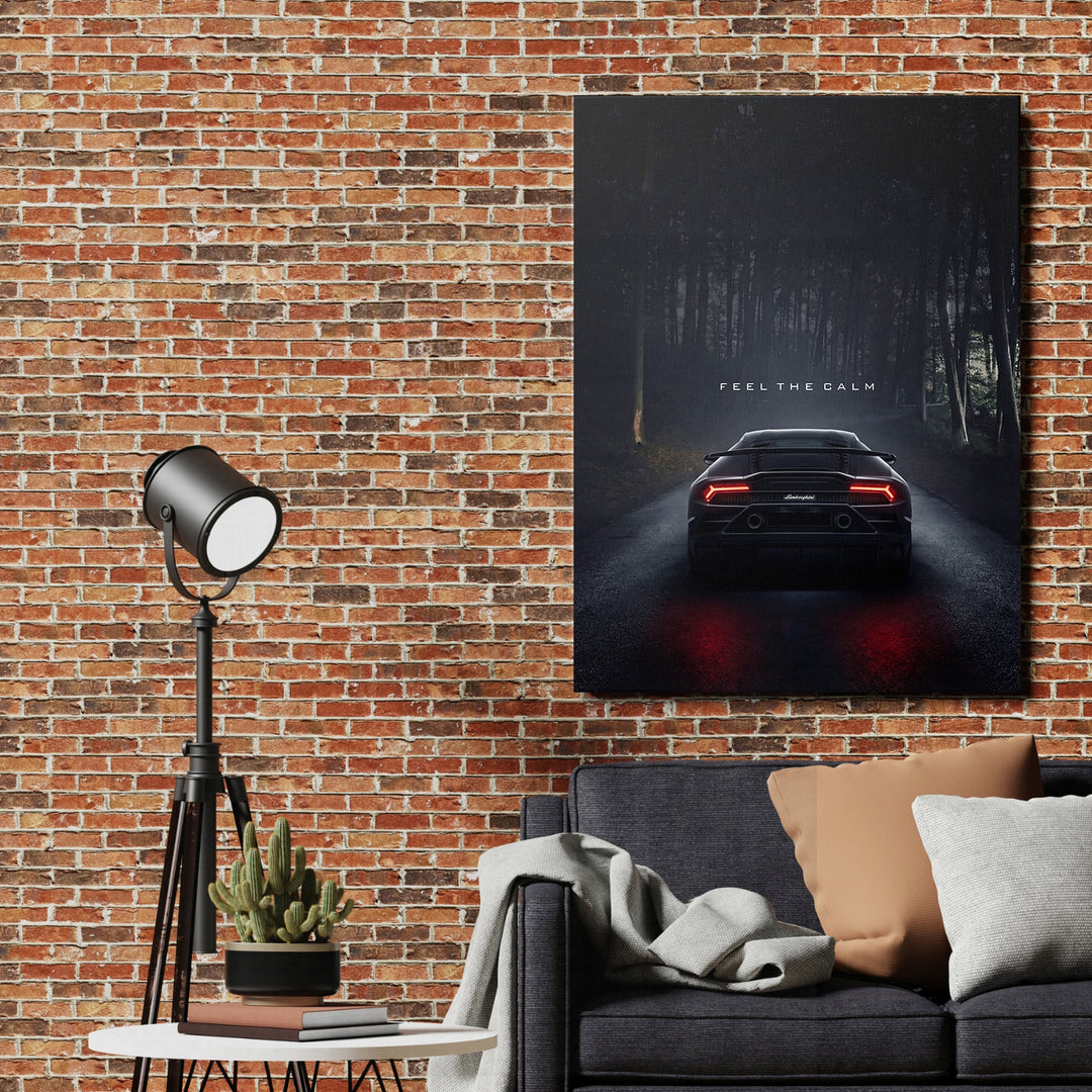 Motivační obraz na plátně s černým superautem v mlhavém lese nad pohovkou v moderním obývacím pokoji