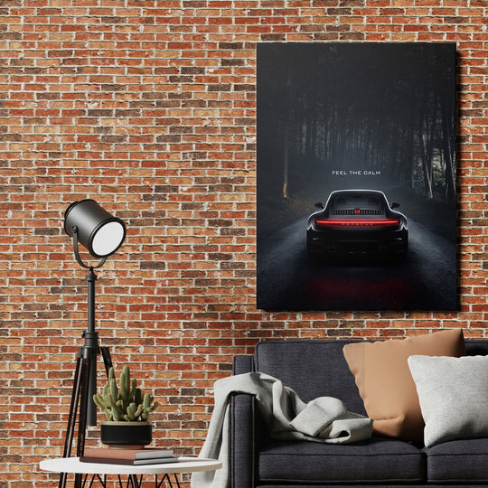 Luxusní obraz na plátně s černým Porsche na tmavé lesní cestě a nápisem Feel the Calm v obývacím pokoji