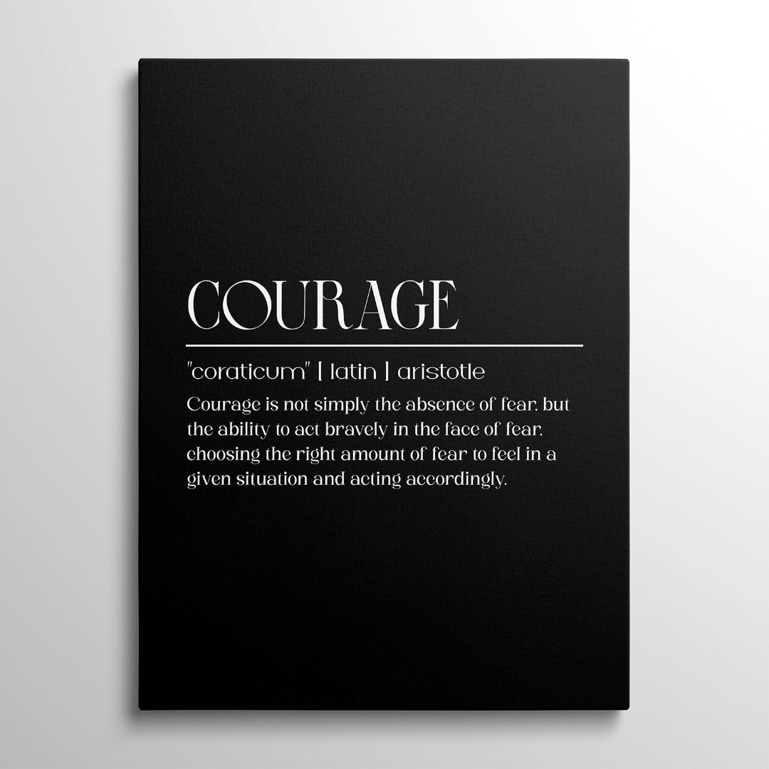 Motivační obraz na plátně s černým pozadím a bílým citátem COURAGE, minimalistický obraz zepředu.