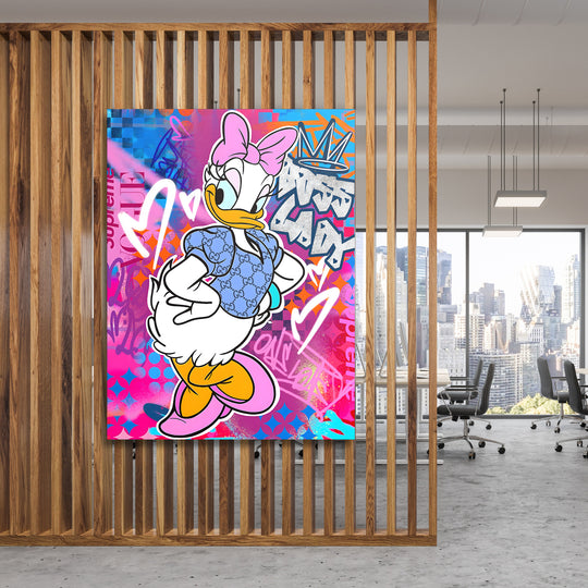 Motivační obraz Daisy Duck na dřevěné stěně.