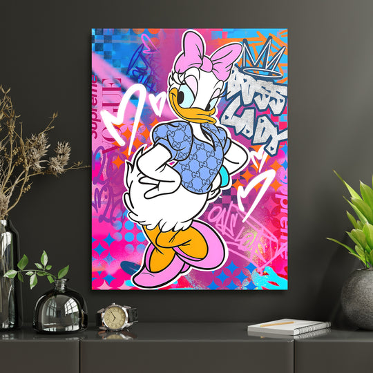 Detail motivu Daisy Duck s korunkou a módní košilí.