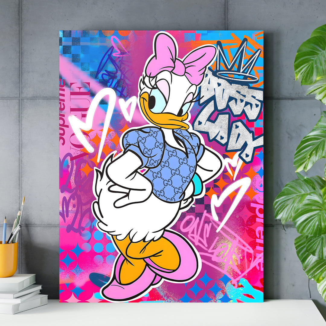 Motivační obraz Daisy Duck nad pracovním stolem.