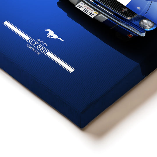 Detail rohu motivačního obrazu na plátně s modrým potiskem Shelby G.T.350 Fastback a výraznou texturou tisku