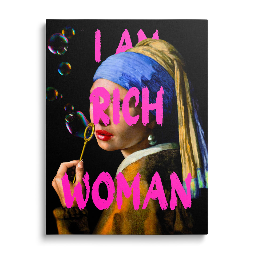 Pop art obraz na plátně s dívkou s perlou foukající bubliny a růžovým nápisem I AM RICH WOMAN, čelní pohled
