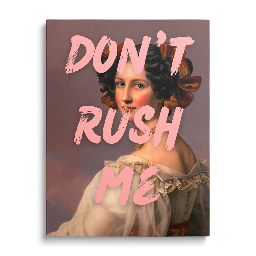 Motivační obraz na plátně: barokní portrét s růžovým nápisem „Don‘t Rush Me“, čelní pohled