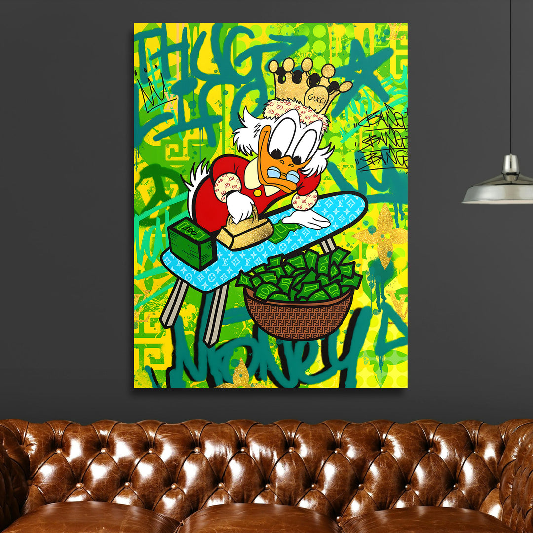 Motivační pop art obraz na plátně s Kačerem Skrblíkem žehlícím zlaté cihly vedle hromady peněz v obýváku